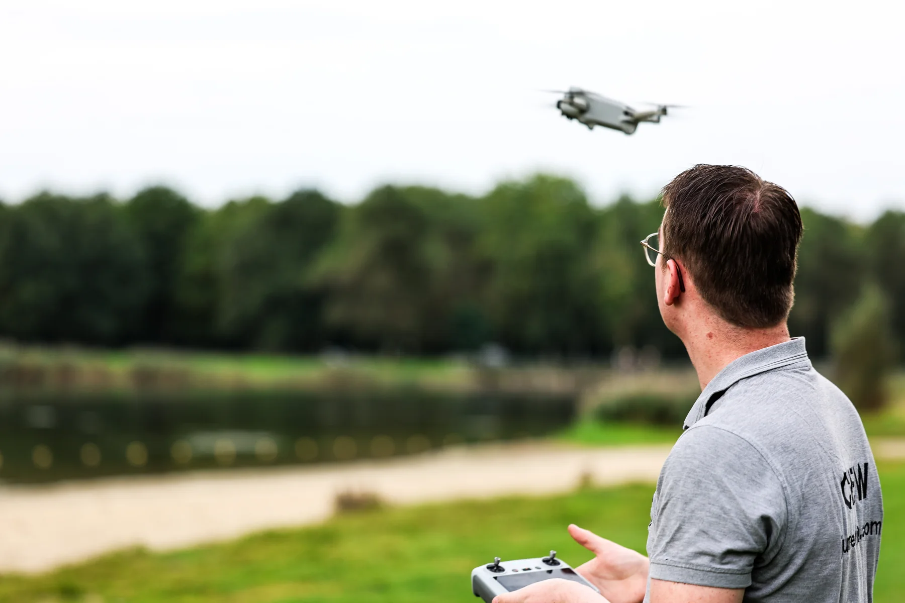 Jurre vliegt met zijn drone tijdens een productie