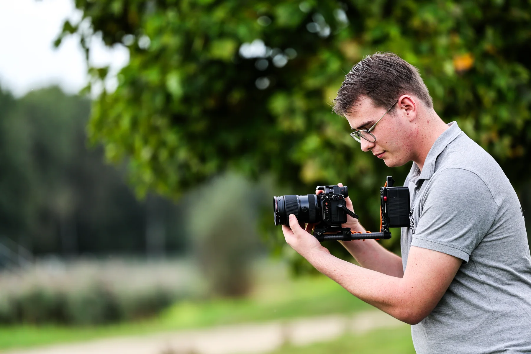 Jurre aan het filmen op een podium